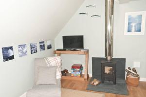 sala de estar con chimenea y TV en Bentley Rise, en Lyme Regis