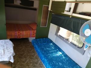 een kleine kamer met een blauwe bank naast een raam bij LA VOLPE DI AGROPOLI in Agropoli