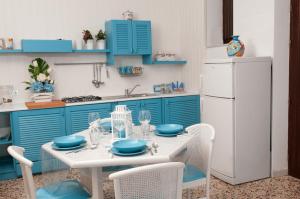 A cozinha ou cozinha compacta de Cefalù Caldura house