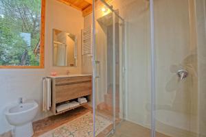 A bathroom at Casa Fioraie by PosarelliVillas