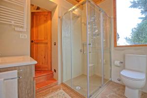 A bathroom at Casa Fioraie by PosarelliVillas