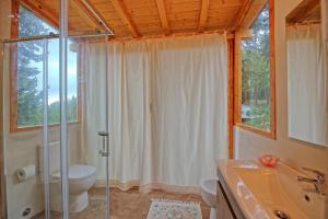 A bathroom at Casa Fioraie by PosarelliVillas