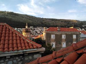 une vue sur une ville depuis les toits des bâtiments dans l'établissement Apartments Abjanic, à Dubrovnik