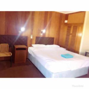 Habitación de hotel con 2 camas y bandeja azul en la cama en Meekatharra Hotel en Meekatharra