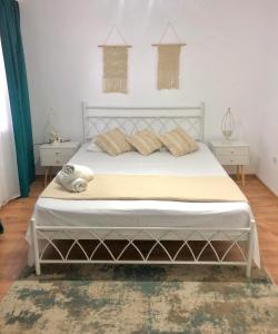 een slaapkamer met een bed met 2 kussens erop bij Casa Mediterana in 2 Mai