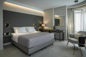 Tempat tidur dalam kamar di Royalty Hotel Athens