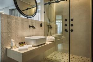 Ванна кімната в Royalty Hotel Athens
