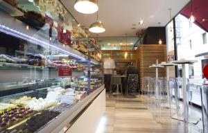 corsia del negozio di alimentari con esposizione di cibo di Hotel Avenida Gran Vía a Madrid