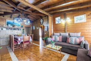 ein Wohnzimmer mit einem Sofa und einem Tisch in der Unterkunft Casa Rural con piscina in Arafo