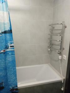 y baño con bañera y cabina de ducha. en Luxury Central Apartment en Úzhgorod