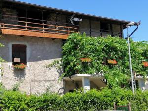 un edificio con un balcón con flores. en B&b Zita, en Levico Terme