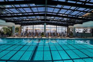 una gran piscina con sillas y un edificio en Mizpe Hayamim by Isrotel Exclusive en Rosh Pinna
