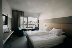 カトザント・バートにあるStrandhotelの大きなベッドと窓のあるホテルの部屋 +37枚の写真