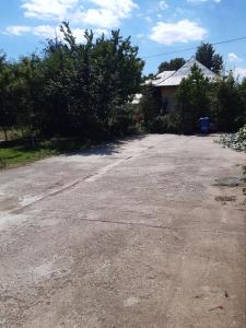 an empty driveway in front of a house at Anuța in Breaza