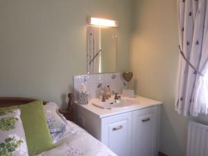 A bathroom at Lord Mayor's Cottage 