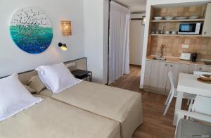 Posteľ alebo postele v izbe v ubytovaní Apartamentos Sabina Playa