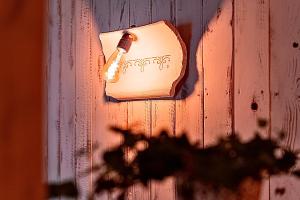 a light on a wall with a bottle on it at Stefans Gästezimmer in Kirchhatten
