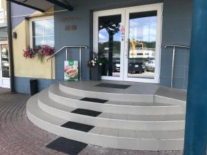 un conjunto de escaleras en frente de un edificio en Garni G Hotel Žilina, en Žilina
