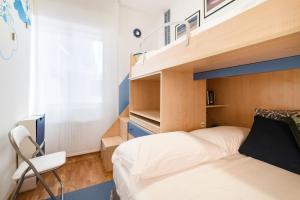 een slaapkamer met een stapelbed en een stoel bij Ospedale & Galleria Ognissanti Apartment in Padua