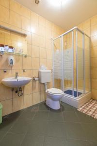 Koupelna v ubytování Hotel Klek + 11 fotografií
