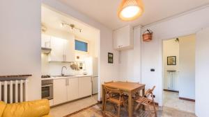 cocina con mesa y comedor en Residenza Canal en Venecia