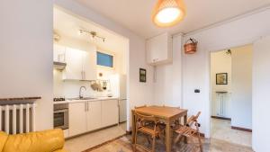 eine Küche mit einem Tisch und einem Esszimmer in der Unterkunft Residenza Canal in Venedig