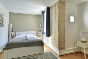 um quarto com uma cama e uma grande janela em NOCNOC - Le Republique em Marselha