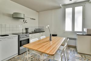 マルセイユにあるNOCNOC - Le Republiqueのキッチン(木製テーブル、いくつかの椅子付)