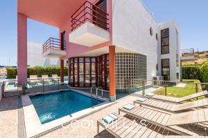 una imagen de una villa con piscina en Villa AcquaMarina - 5 bedroom, water front villa, en Albufeira