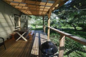 porche de madera con parrilla y mesa de picnic en Naantali Holiday Home en Naantali