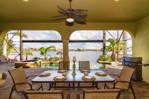 Un restaurante o sitio para comer en Tropical waterfront paradise with gulf access, heated infinity pool and spa - Villa Southern Shores