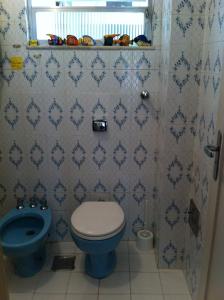 a bathroom with a blue toilet and a sink at Bucolico Apartamento em Copacabana in Rio de Janeiro