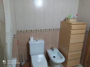 een badkamer met een wit toilet en een dressoir bij Pura Vida in Águilas