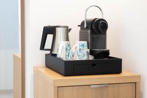 科蒂基亚瓦里A Casa Nostra的橱柜顶部的黑色托盘,配有咖啡壶