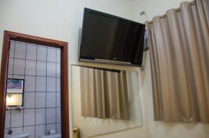 Hotel Pousada Do Leão的电视和/或娱乐中心