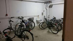 een stel fietsen geparkeerd in een garage bij Business Wohnung zur Kurzzeitmiete für Geschäftsreisende in Karlsruhe