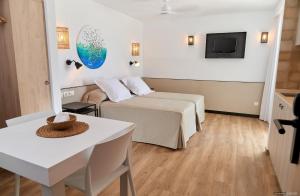 Televízia a/alebo spoločenská miestnosť v ubytovaní Apartamentos Sabina Playa
