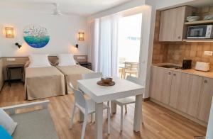 Kuchyňa alebo kuchynka v ubytovaní Apartamentos Sabina Playa