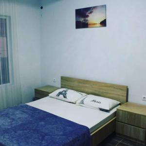 una camera con un letto e una foto appesa al muro di Hotel Sunrise in Ureki a Ureki