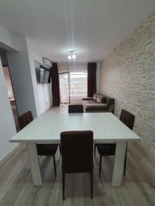 a living room with a large white table and chairs at Apartament Posada in Curtea de Argeş