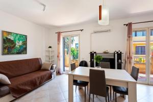 Prostor za sedenje u objektu Giardini Naxos Bright Apartments with Balcony