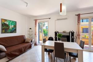 Posezení v ubytování Giardini Naxos Bright Apartments with Balcony