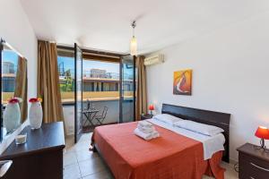 Krevet ili kreveti u jedinici u okviru objekta Giardini Naxos Bright Apartments with Balcony