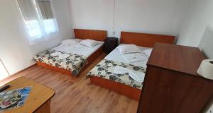 ein kleines Zimmer mit zwei Betten und einem Schreibtisch in der Unterkunft BFamily Minihotel in Costinești + 10 Fotos