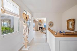 科蒂基亚瓦里A Casa Nostra的厨房设有白色的墙壁和一个带窗户的柜台。