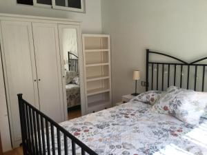 เตียงในห้องที่ Tu apartamento en Ribes de Freser