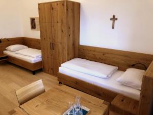 Gästehaus Benediktinerstift Göttweig - Bed & Breakfast Monastery客房内的一张或多张床位