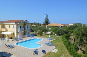 una imagen de una piscina en una villa en Panagiotis I & II Stds and Apts, en Tsilivi