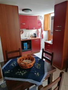 a kitchen with a table with a basket on it at Appartamento centro storico in Scanno