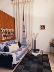 a living room with a bed and a table at Appartamento centro storico in Scanno